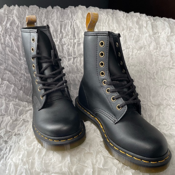 💥NWOT💥 Vegan 1460 8-eye Lace Up Doc Martens Boots - Picture 10 of 16